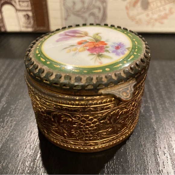 Vintage Patinated Victorian look Metal Vanity, Trinket, Jewel Box. 2x1.5 inches - Picture 5 of 16